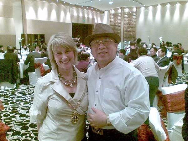 ●市政府招待英國(guó)市長(zhǎng)代表團(tuán)，會(huì)長(zhǎng)出席并與市長(zhǎng)合影