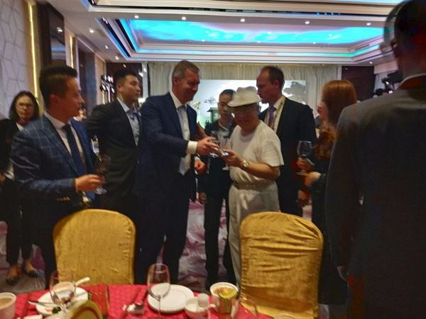 ●德國(guó)總統(tǒng)給會(huì)長(zhǎng)敬酒