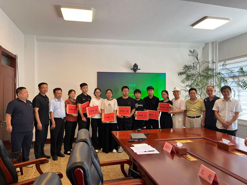 張博董事長(zhǎng)帶領(lǐng)濟(jì)寧商會(huì)部分會(huì)員及嘉祥商會(huì)“博愛基金”成員回家鄉(xiāng)進(jìn)行慈善捐贈(zèng)活動(dòng)